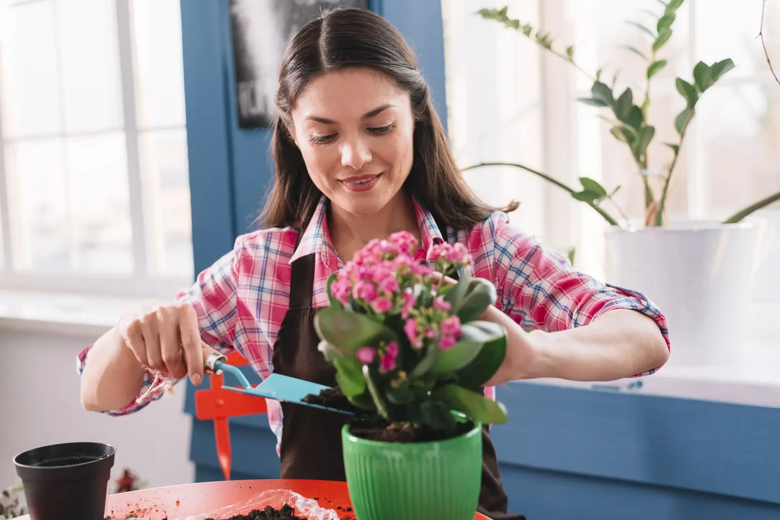 Mujer sonriente con arreglo floral premium de rosas y tulipanes